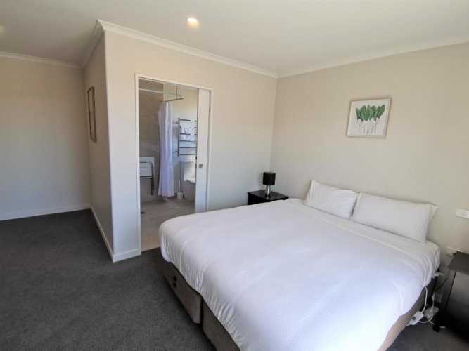 3 Bedrooms Apartment