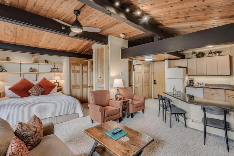 Laurelwood Condominiums Studio Premier Unit 308
