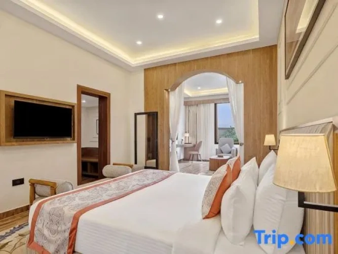 Suite with pool view