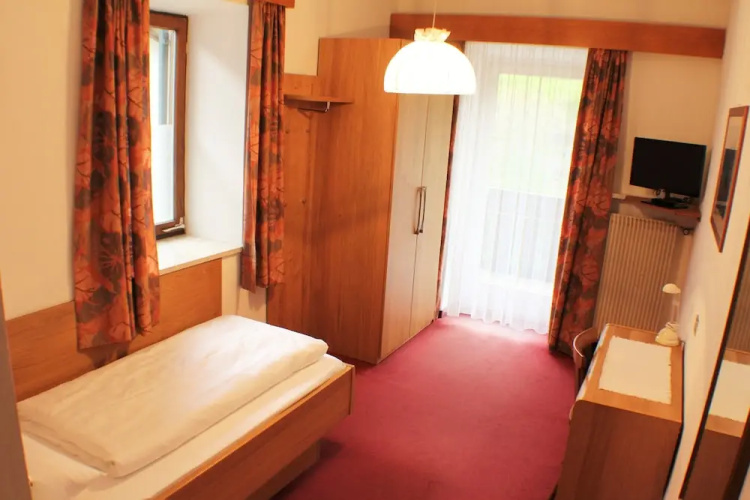 River Hotel Post