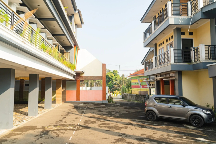 RedDoorz Plus @ Cibogo Puncak 3