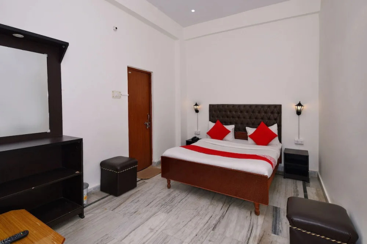 OYO 12193 Sandhya Hotel