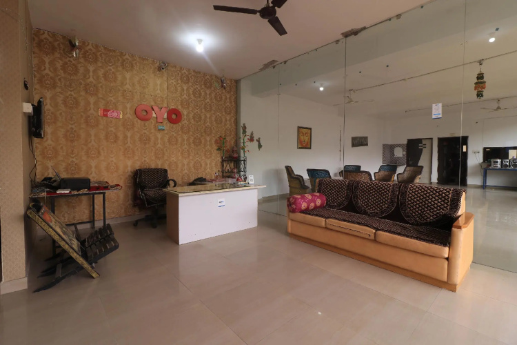 OYO 28636 Roopam Places