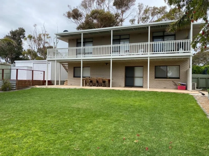 4 Bedrooms Cottage
