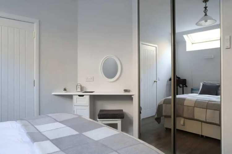 Quiet Ground Floor Mews Flat and Parking