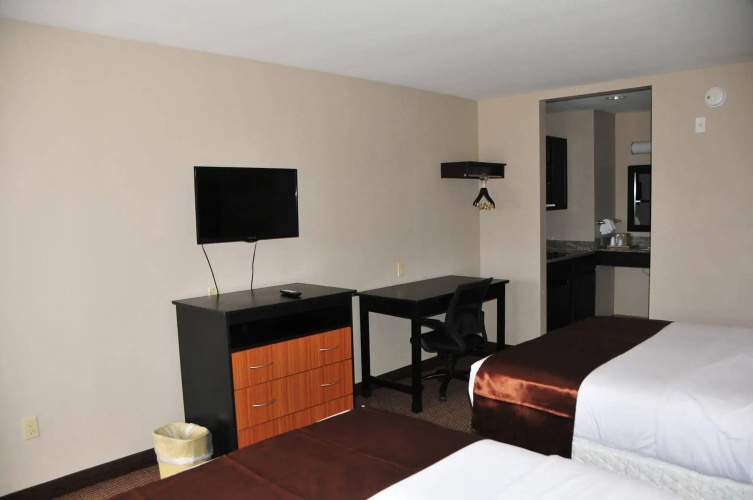 Paradise Inn & Suites