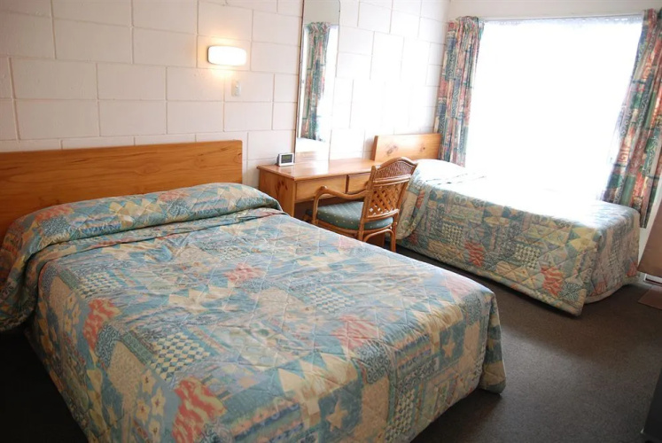 Manhattan Lodge Motel