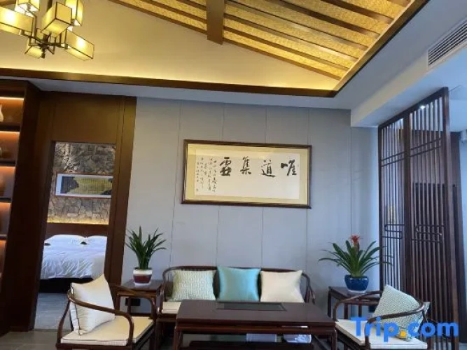 2 Bedrooms Deluxe Suite with lake view