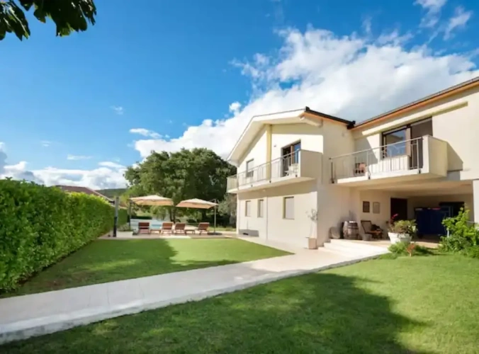 5 Bedrooms Villa with balcony