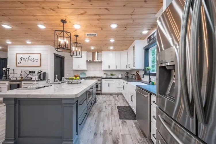 Sugar Hill Newly Remodeled includes Fully Supplied Kitchen and Hot Tub by RedAwning
