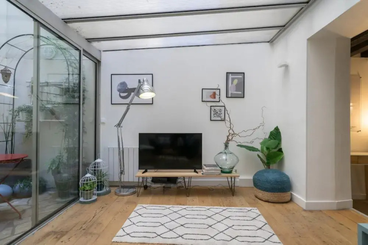 Chic Apartment With Patio - 2br/6p - Le Marais