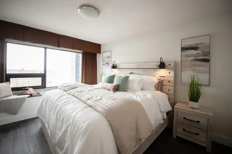 Luxury Downtown One Bedroom Suite