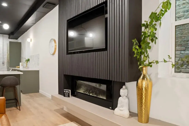 Chic 4-bedroom Haven Designer s Dream Home