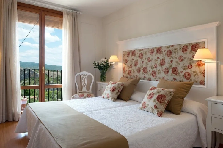Standard Triple room with city view