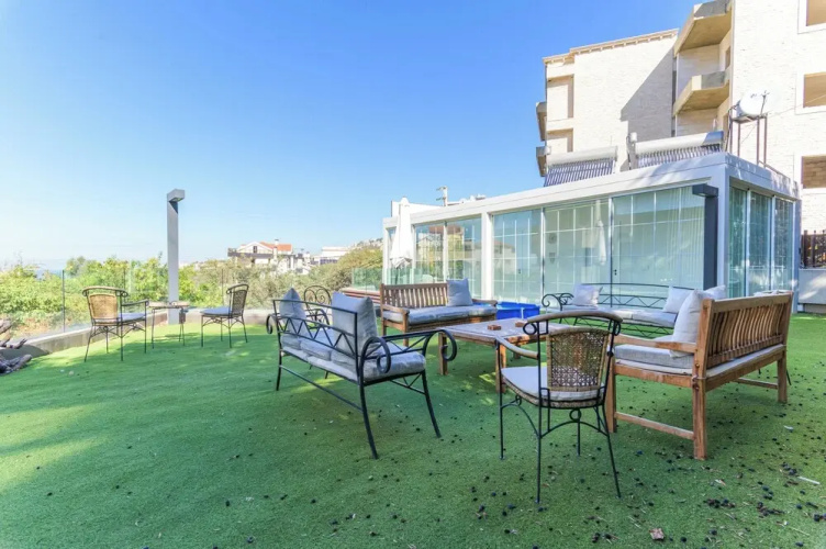 GlassHaus Rooftop 2-BR & Pool in Ghazir