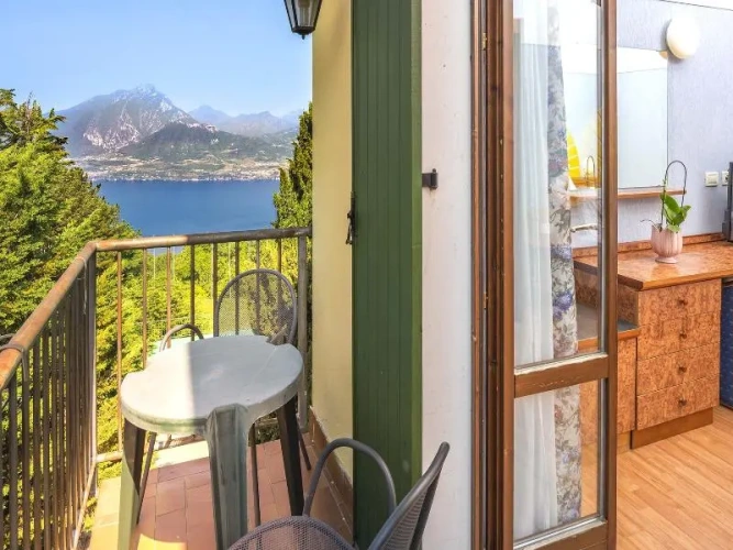 Standard Triple room with lake view