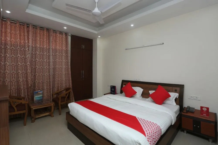 OYO 22867 Crystal Residency