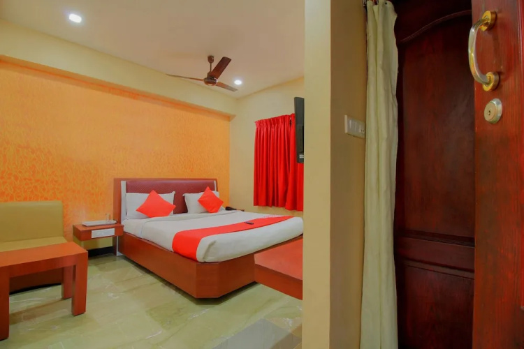 OYO 11585 Hotel Shreenithi