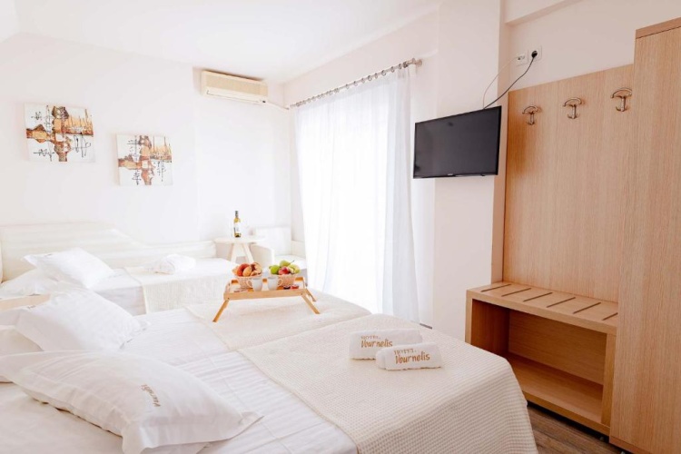 Comfort Triple room with balcony and with partial sea view