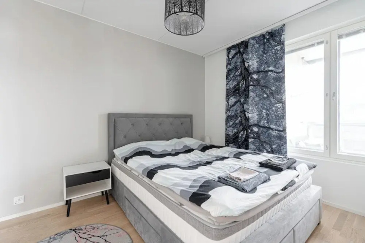 Spacious 2BR Apt - Lake View & Sauna