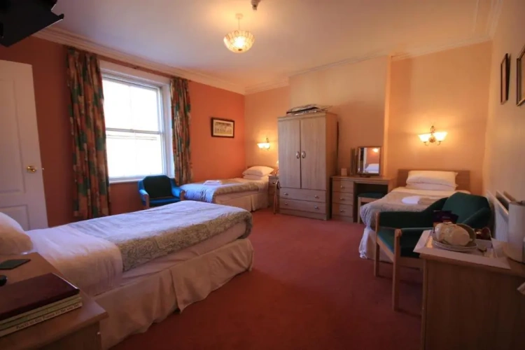 Standard Triple room