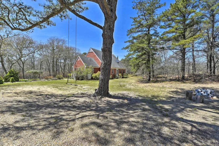 Peaceful Chilmark Farmhouse by Menemsha Beach