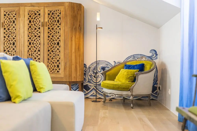 Chiado Rooftop Apartment by Cadenzalux