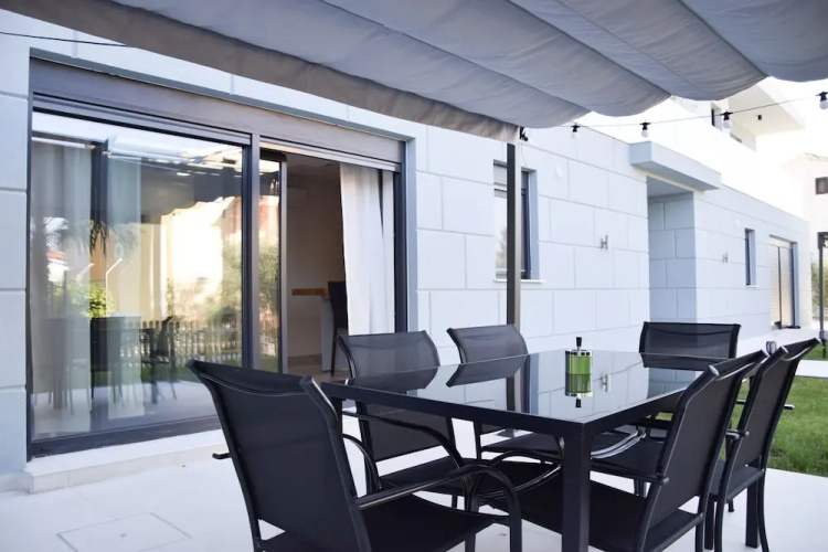 2 Bed House - Sleeps 4 - Hottub - Garden - Parking