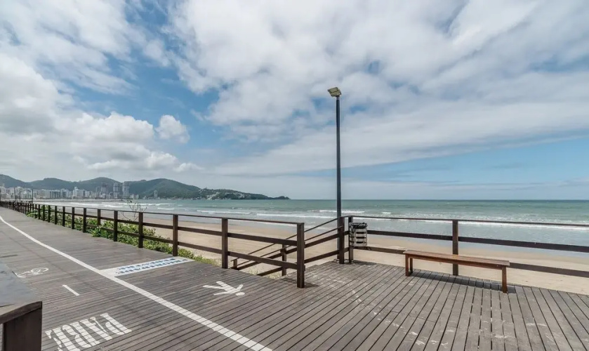 Sea View Apt w/ BBQ in Itapema Dnl0602