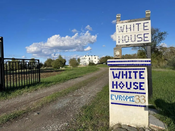 White House studio with sea view and parking
