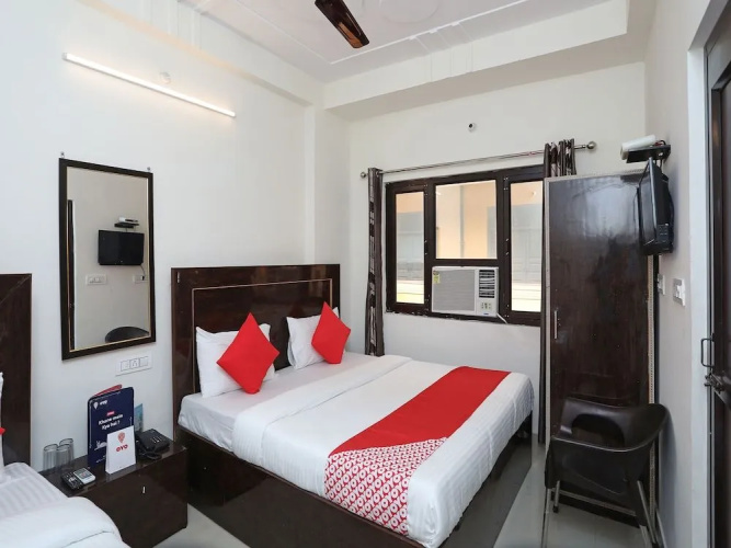 OYO 16815 Hotel Suresha