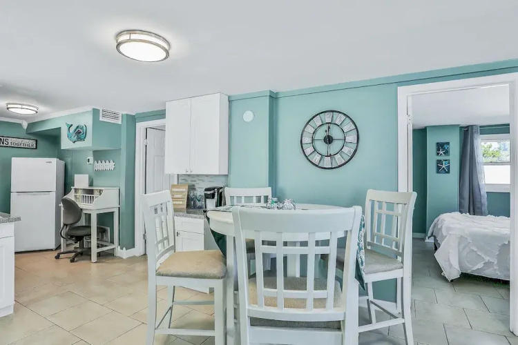 Lower Level 1 Block From 2 Beaches W/private Pool, High-speed Wi-fi
