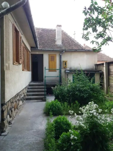 3 Bedrooms Cottage