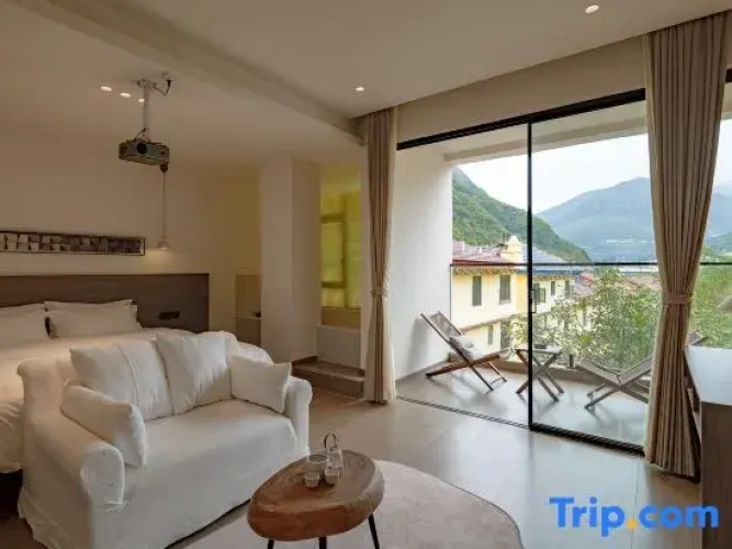 Deluxe Suite with balcony and with mountain view