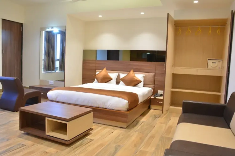 Deluxe Double room with city view