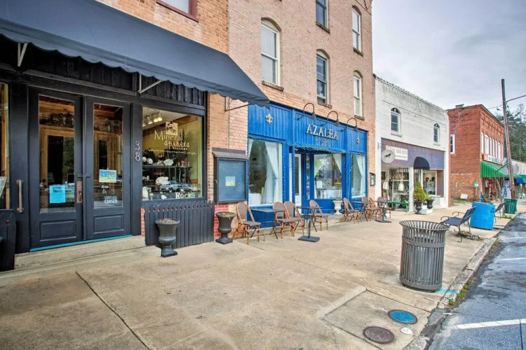 Walk to Main Street Eats: Remodeled Saluda Apt