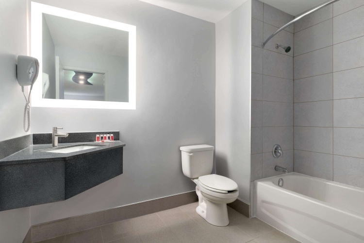 Super 8 By Wyndham Windsor/Dougall photo 10