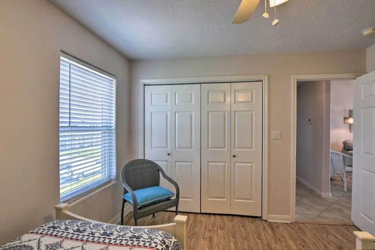 Beachfront Getaway w/ Deck & Views in Galveston
