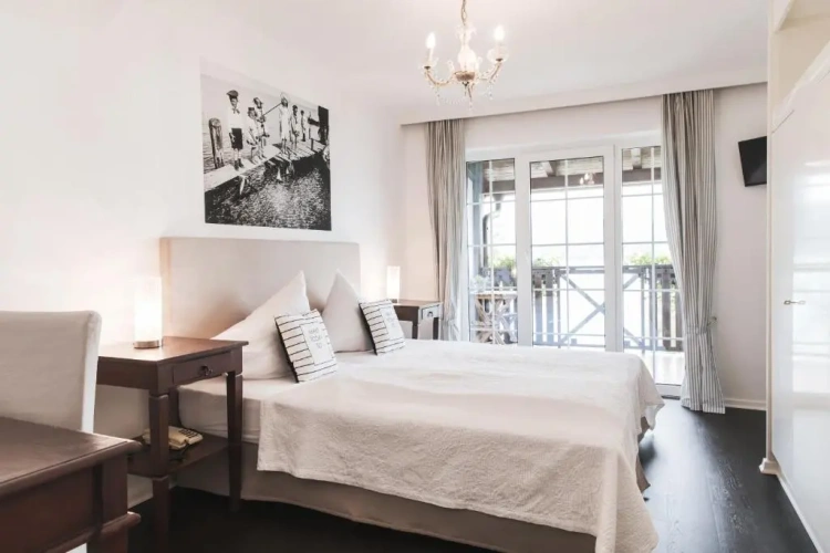 Classic Double room with balcony and with lake view