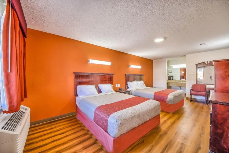 Hillcrest Inn & Suites