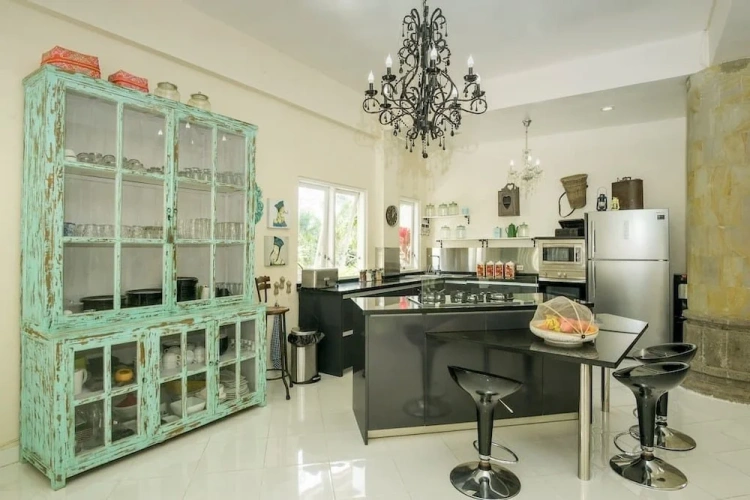5 Bedrooms Villa