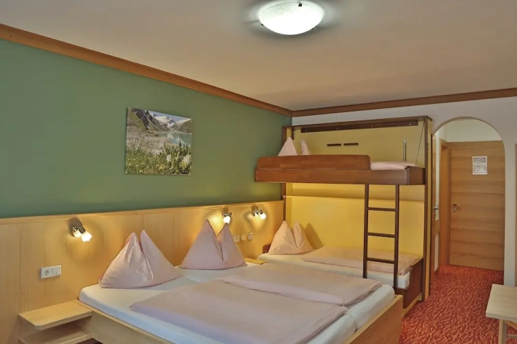 Classic Quadruple room with balcony