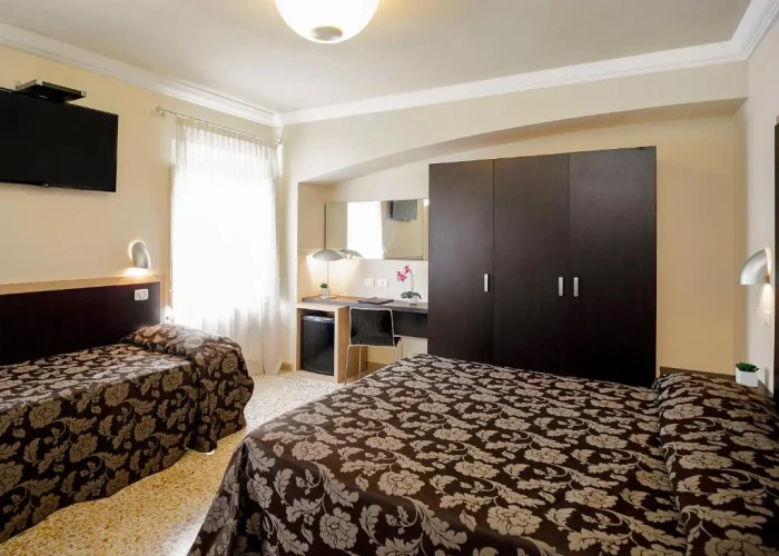 Standard Triple room