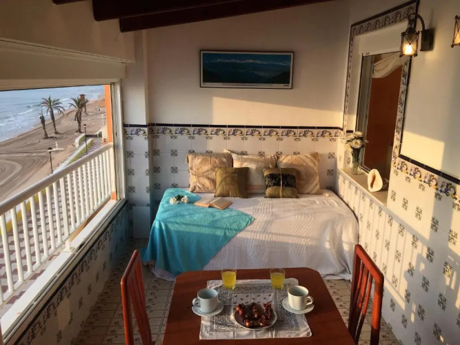 Beachfront and Bright Apartment