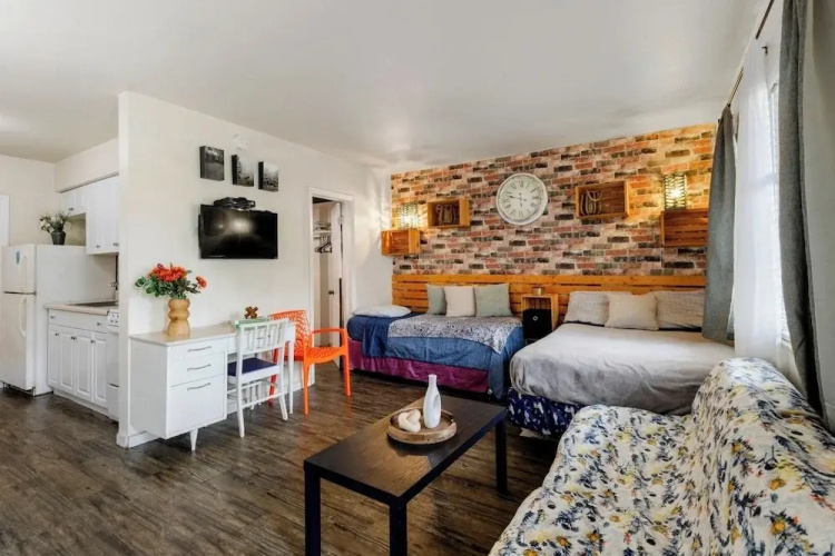 Hollywood 1BR Condo: Pets Allowed, BBQ & Parking