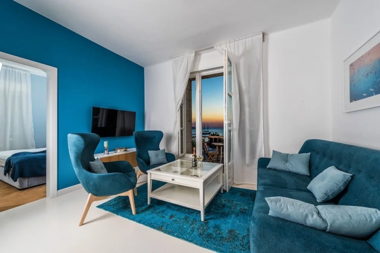 Apartment with balcony and with sea view