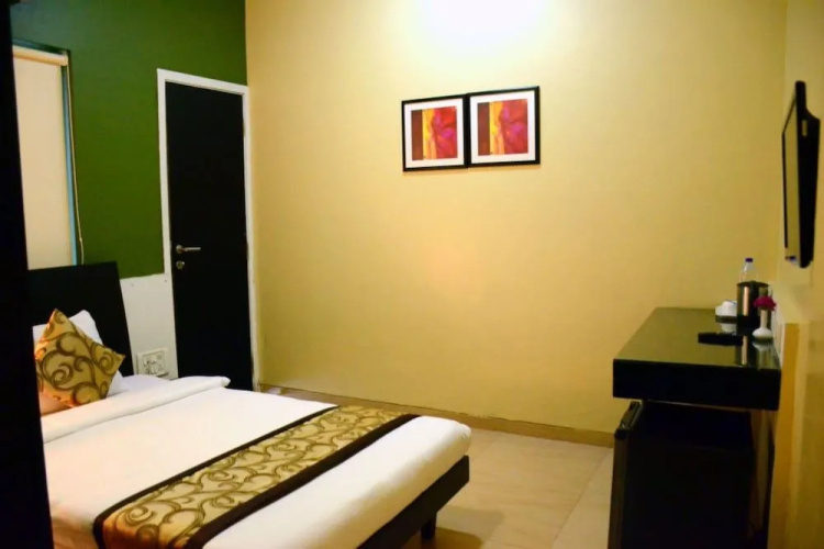 OYO 6002 Avezeekaa Corporate Residency