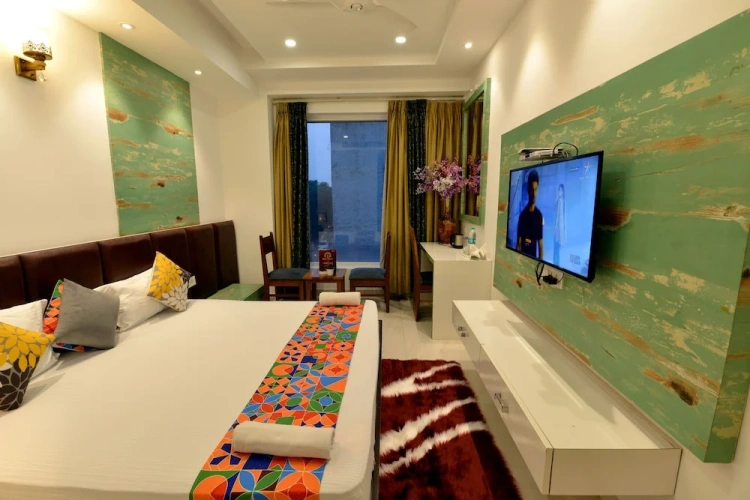 Deluxe Double room with city view