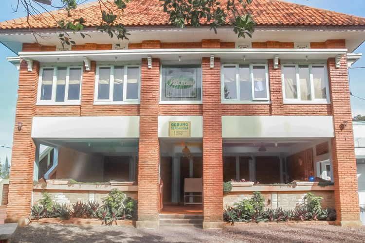 Urbanview Hotel Syariah Insani Cisarua Puncak - Cisarua