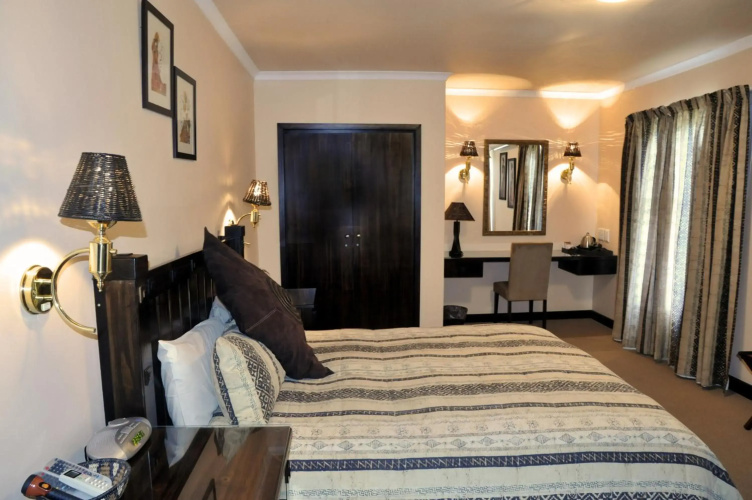 Ipe Tombe Guest Lodge